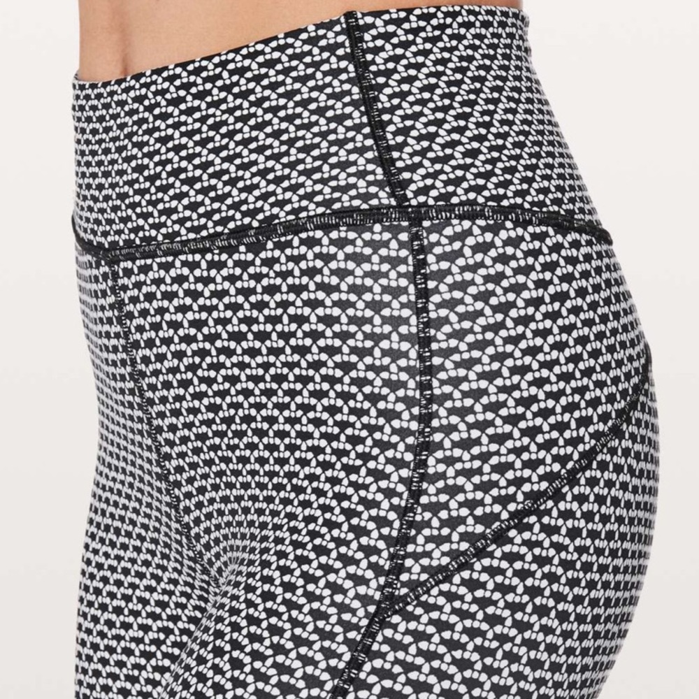 Lululemon In Movement 7/8 Tight *Everlux Monochromatic Black Size 2 - Picture 3 of 8